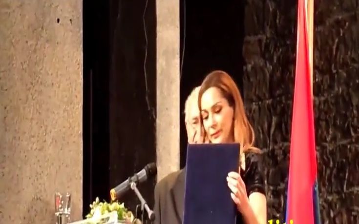 Βράβευσαν τη Βανδή αποκαλώντας την… Άννα Βίσση