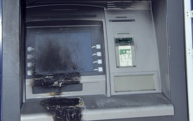 Έσπασαν με τζιπ τη βιτρίνα και ανατίναξαν ΑΤΜ
