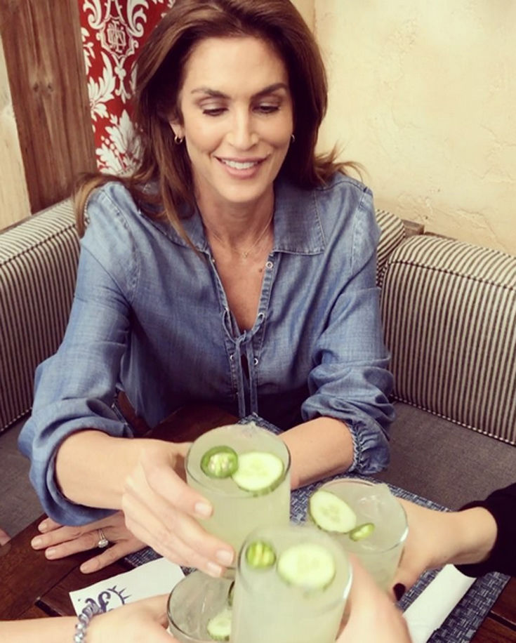 Η Σίντι Κρόφορντ, η κόκκινη ρόμπα και τα κοκτέιλ