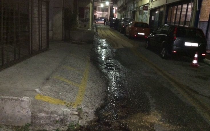 Έσπασε δεξαμενή πετρελαίου στο κέντρο του Αγρινίου 4 galani petrelaio6