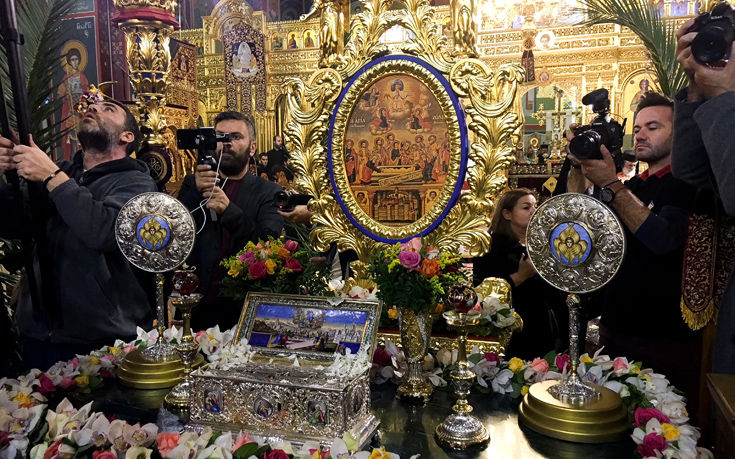 Πλήθος κόσμου υποδέχτηκε την Αγία Ζώνη στη Λάρισα