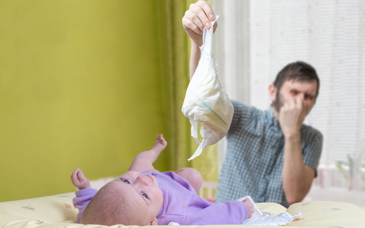 Τους έδιωξε από το σπίτι τους γιατί πετούσαν τις πάνες των μωρών στα σκουπίδια της