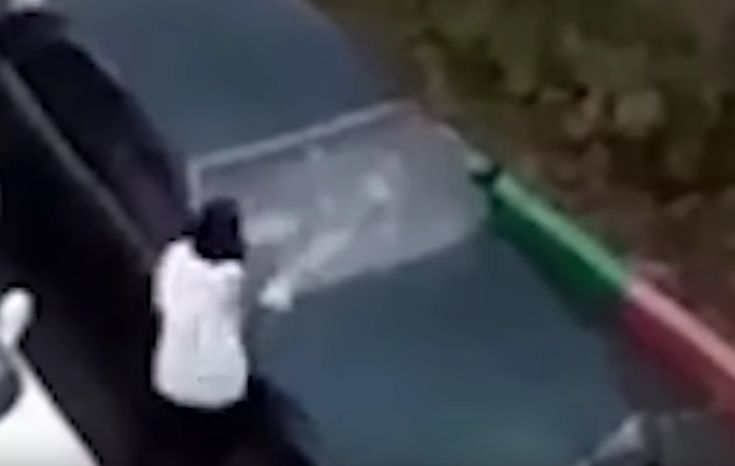 Έξαλλη γυναίκα ξεσπά στο αμάξι του πρώην με… τηγάνι