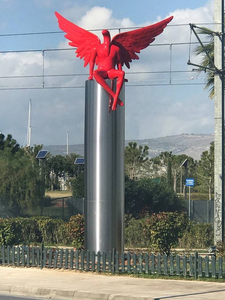 Ο κόκκινος ακέφαλος άγγελος στο Παλαιό Φάληρο