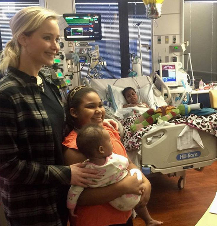 Η Τζένιφερ Λόρενς δίπλα στα μικρά παιδιά του Κεντάκι