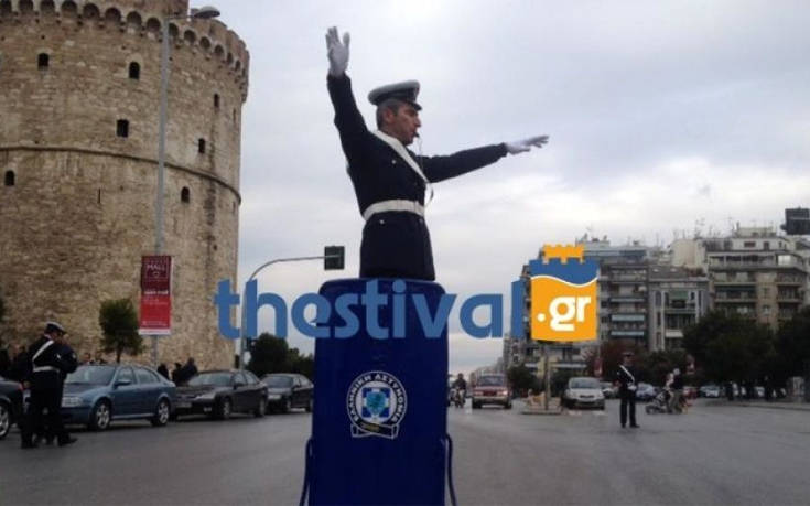 Ο τροχονόμος επιστρέφει με το βαρέλι του στον Λευκό Πύργο