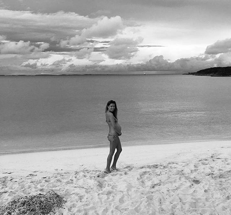 Η Μαριέττα Χρουσαλά δείχνει για πρώτη φορά τη φουσκωμένη κοιλίτσα της