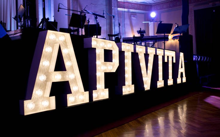 Λαμπερά Χριστούγεννα APIVITA γεμάτα όραμα ελπίδας