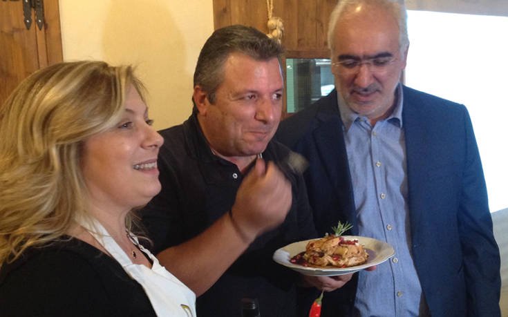 &Nu;&tau;ί&nu;&alpha; &Nu;&iota;&kappa;&omicron;&lambda;ά&omicron;&upsilon;, &Chi;&rho;ή&sigma;&tau;&omicron;&sigmaf; &Chi;&rho;&iota;&sigma;&tau;&omicron;&delta;&omicron;ύ&lambda;&omicron;&upsilon; &kappa;&alpha;&iota; &Pi;&alpha;ύ&lambda;&omicron;&sigmaf; &Pi;&alpha;&rho;&alpha;&delta;&epsilon;&iota;&sigma;&iota;ώ&tau;&eta;&sigmaf; &delta;&omicron;&kappa;&iota;&mu;ά&zeta;&omicron;&upsilon;&nu; &tau;&omicron; &kappa;&upsilon;&pi;&rho;&iota;&alpha;&kappa;ό &kappa;&omicron;&lambda;&omicron;&kappa;ά&sigma;&iota;