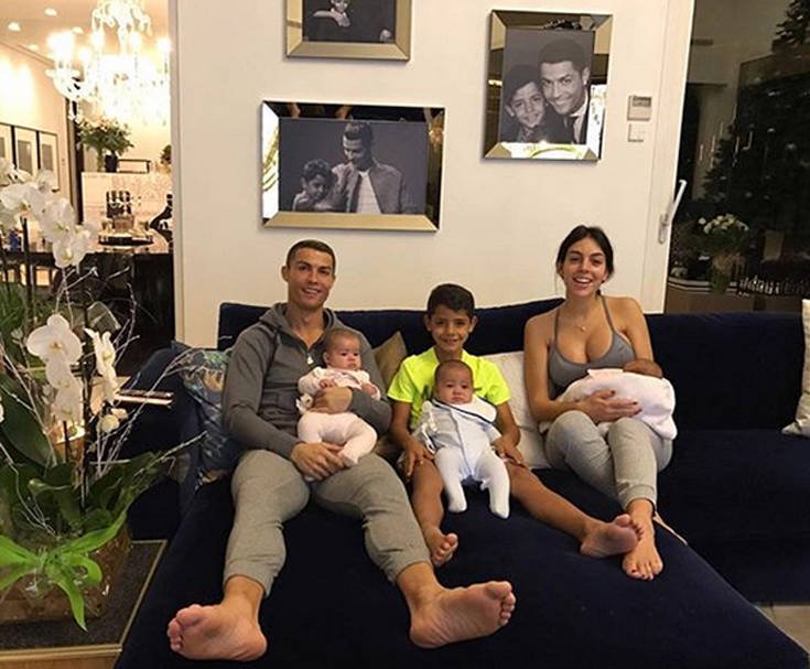 Μία ευτυχισμένη οικογένεια στον καναπέ του σπιτιού