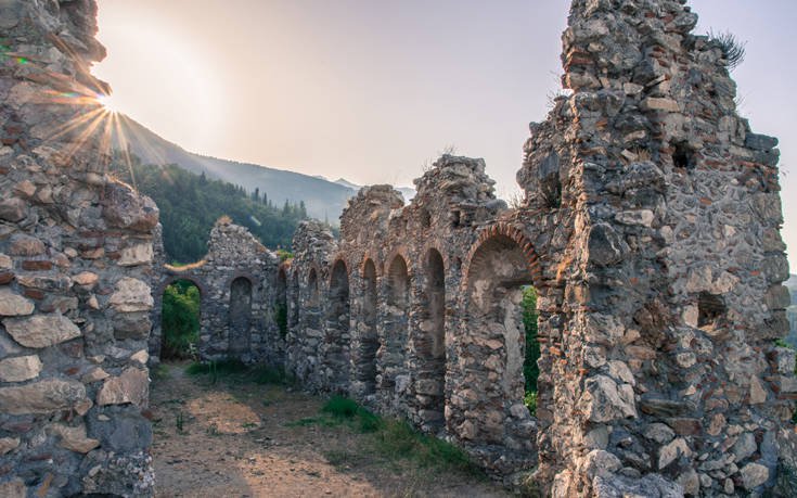 Η ερημωμένη κι ατμοσφαιρική καστροπολιτεία του Μυστρά