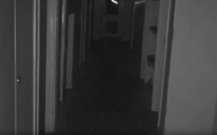 «Παιδικό φάντασμα» εμφανίζεται ξαφνικά σε διάδρομο εγκαταλειμμένου κτιρίου