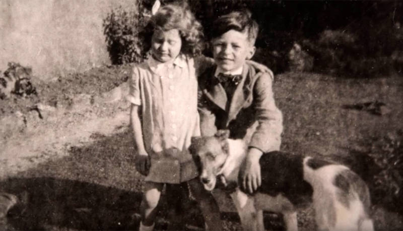 Ο μυστηριώδης επισκέπτης στον τάφο ενός παιδιού ακόμη και 70 χρόνια μετά το θάνατό του