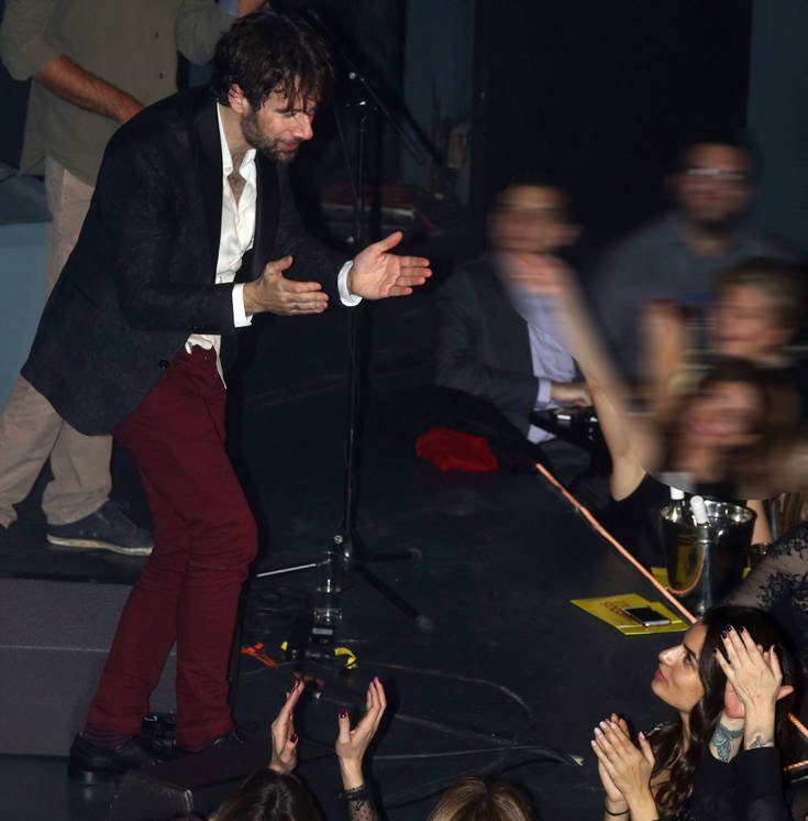 Τα φιλιά του Μαραβέγια από τη σκηνή στην Τόνια Σωτηροπούλου