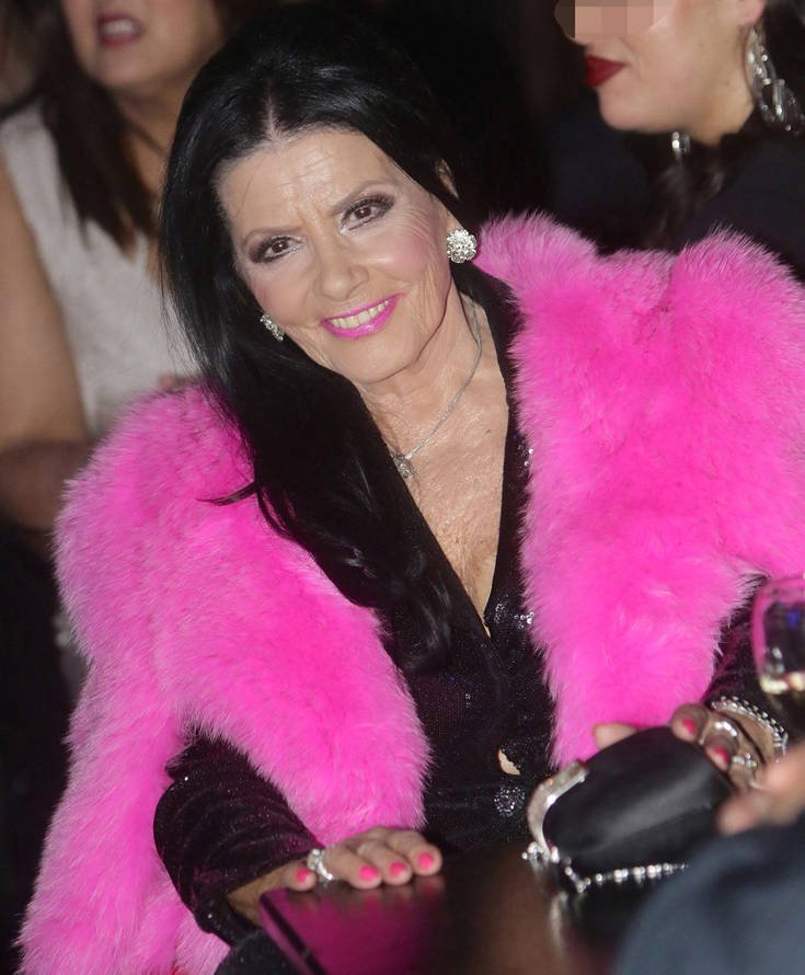 Η Ζωζώ Σαπουντζάκη υποδέχτηκε το νέο έτος με παγέτα και φούξια γούνα 11 8782_ZOZO_SAPOYNTZAKI_31122017