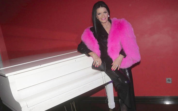 Η Ζωζώ Σαπουντζάκη υποδέχτηκε το νέο έτος με παγέτα και φούξια γούνα 12 8829_ZOZO_SAPOYNTZAKI_31122017