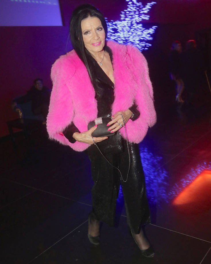 Η Ζωζώ Σαπουντζάκη υποδέχτηκε το νέο έτος με παγέτα και φούξια γούνα 13 8856_ZOZO_SAPOYNTZAKI_31122017