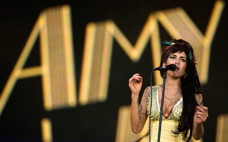 Πατέρας της Amy Winehouse: Το φάντασμα της κόρης μου έρχεται και κάθεται στο κρεβάτι μου