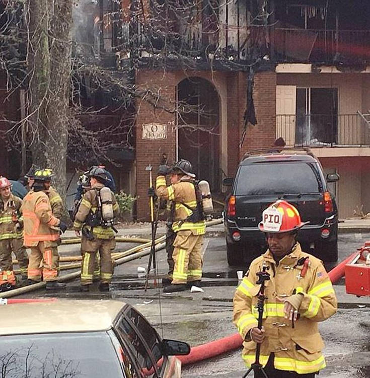 Πυροσβέστες πιάνουν στον αέρα μωρά και παιδιά από φλεγόμενο κτίριο