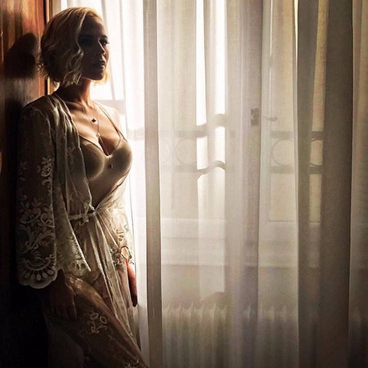 Η Νάντια Μπουλέ ποζάρει στο Instagram