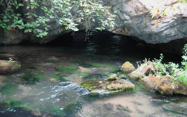 Η μαγευτική δαιδαλώδης πορεία του ποταμού Αγγίτη