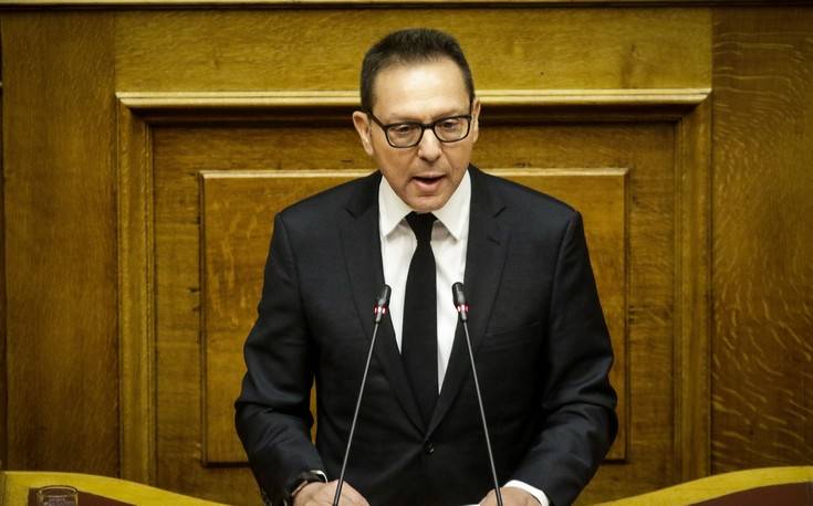 Στουρνάρας: Ζητώ συγνώμη από τη σύζυγό μου