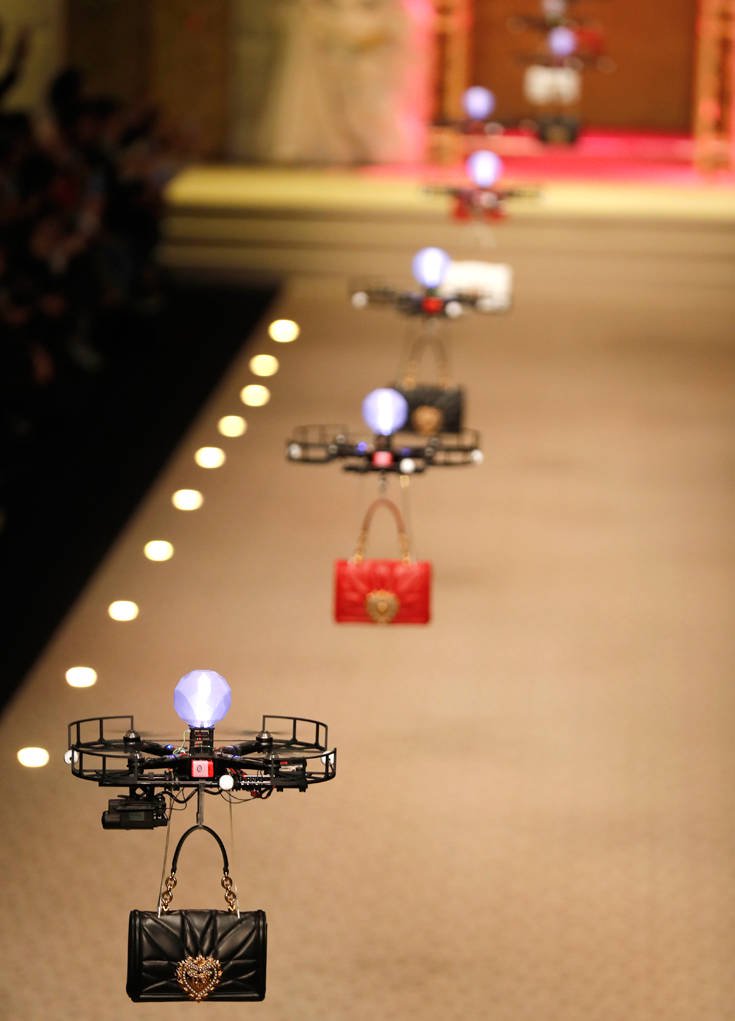 Drones έ&kappa;&alpha;&nu;&alpha;&nu; &pi;&alpha;&sigma;&alpha;&rho;έ&lambda;&alpha; &sigma;&tau;&eta;&nu; &epsilon;&pi;ί&delta;&epsilon;&iota;&xi;&eta; &tau;&omega;&nu; Dolce & Gabbana