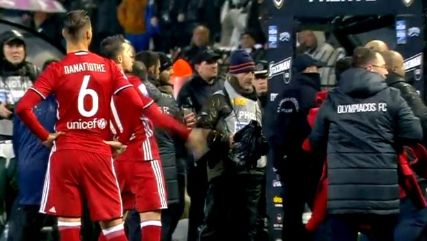 Ο Μιραλάς δείχνει τα γεννητικά όργανά του στην κερκίδα