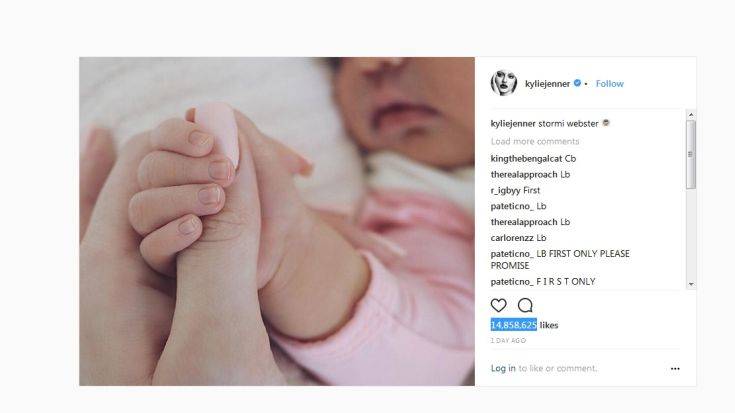 Η πρώτη φωτογραφία της κόρης της Κάιλι Τζένερ γράφει ιστορία στο Instagram