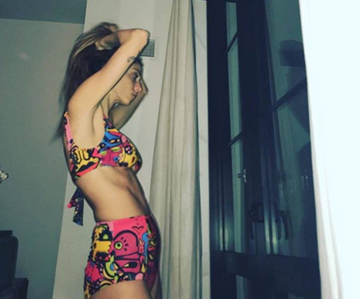 Η Σοφία Καρβέλα με ψηλόμεσο μπικίνι μπροστά στο παράθυρο