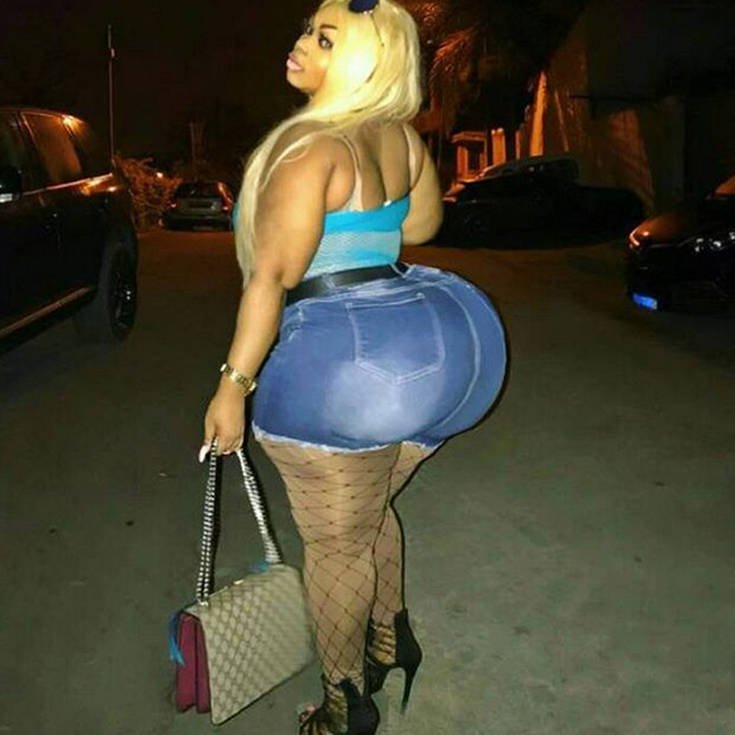 Η γυναίκα με τους «μεγαλύτερους γλουτούς του κόσμου» λέει πως όταν περνά, σταματά η κίνηση!