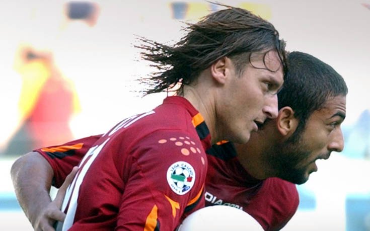 Κι όμως, ο όρθιος κύριος ήταν μέχρι προ 5ετίας μεγάλο ποδοσφαιρικό αστέρι