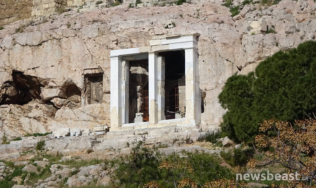 Ο κρυμμένος ναός της Παναγίας μέσα στον ιερό βράχο της Ακρόπολης