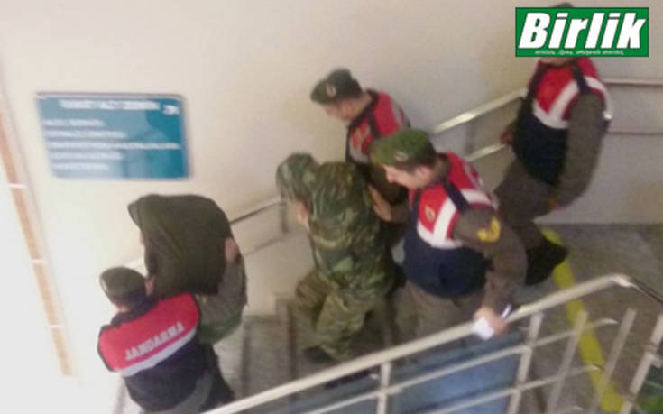 Φωτογραφίες από τους Έλληνες στρατιωτικούς στο δικαστήριο της Αδριανούπολης