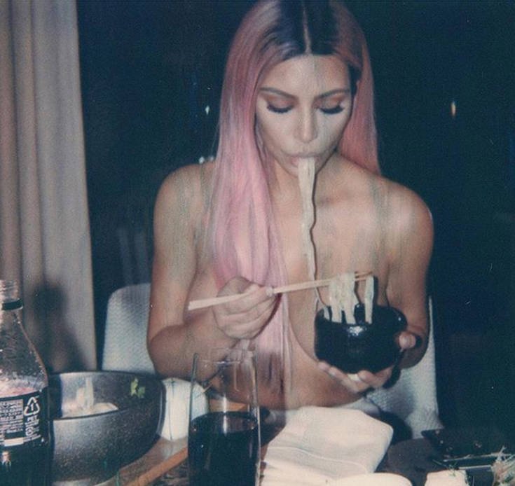 Η Κιμ Καρντάσιαν τρώει τα νουντλς της γυμνόστηθη