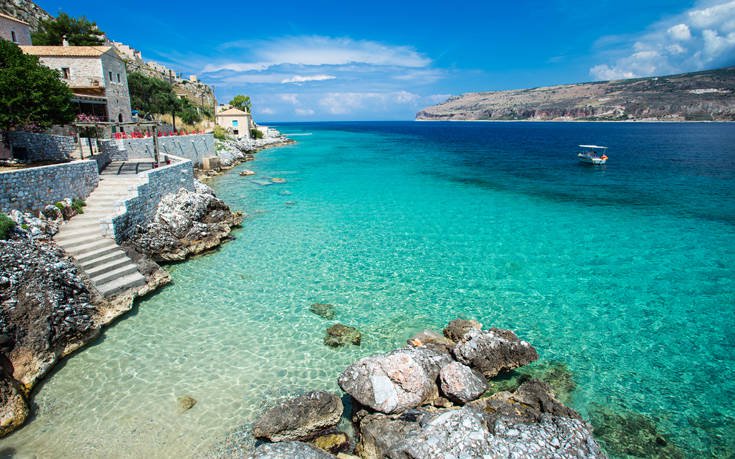Λιμένι, στο χρώμα της θάλασσας και της πέτρας
