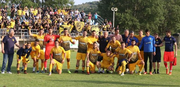 &Kappa;&alpha;&rho;&upsilon;&pi;ί&delta;&eta;&sigmaf;: “&Kappa;ό&kappa;&kappa;&iota;&nu;&eta; &gamma;&rho;&alpha;&mu;&mu;ή &sigma;&tau;&omicron; &pi;&alpha;&rho;&epsilon;&lambda;&theta;ό&nu;, &gamma;&iota;&alpha; &pi;ά&nu;&tau;&alpha; &sigma;&tau;&eta; Super League &omicron; Ά&rho;&eta;&sigmaf;”