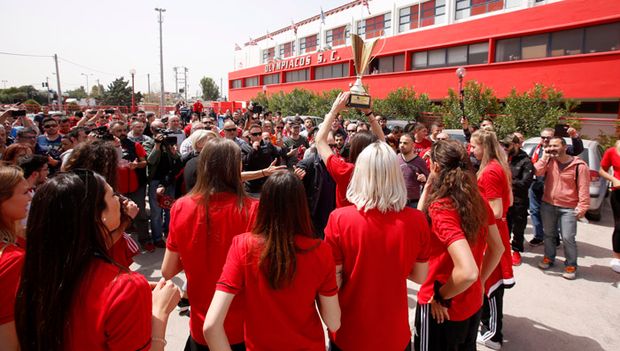 Αποθέωση στου Ρέντη για τα κορίτσια του Ολυμπιακού