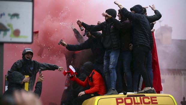 οπαδοί Λίβερπουλ (AP Photo/Dave Thompson) 2 3