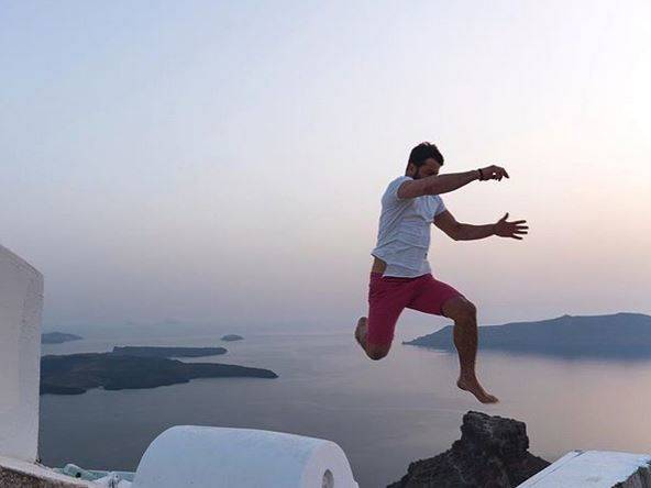 Ο Ντάνος κάνει παρκούρ στη Σαντορίνη