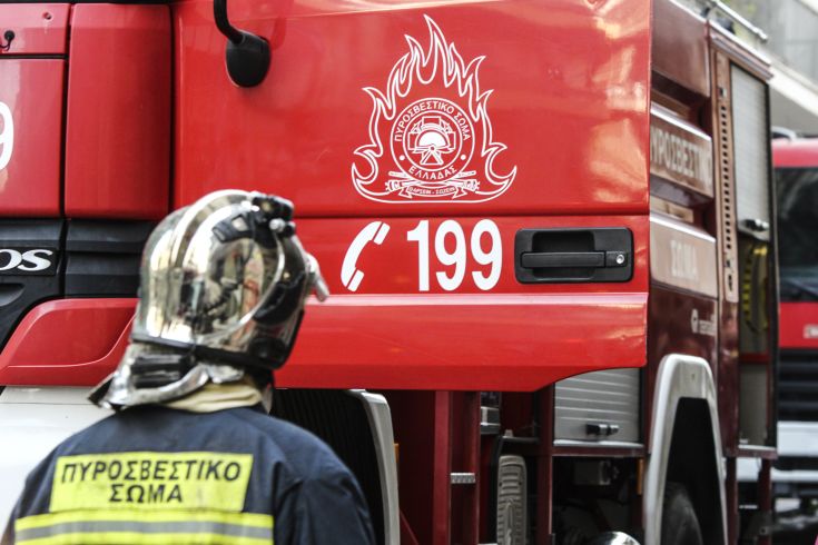 Ζημιές σε δύο Ι.Χ. και ένα δίκυκλο από φωτιά σε κάδο