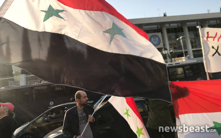 Διαμαρτυρία για τη Συρία απέναντι από την αμερικανική πρεσβεία