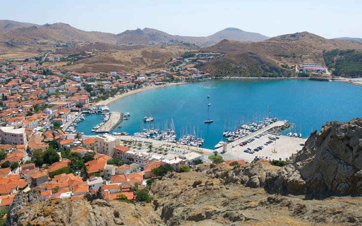 Το μυστηριακό νησί του Ηφαίστου με τις αμμοθίνες