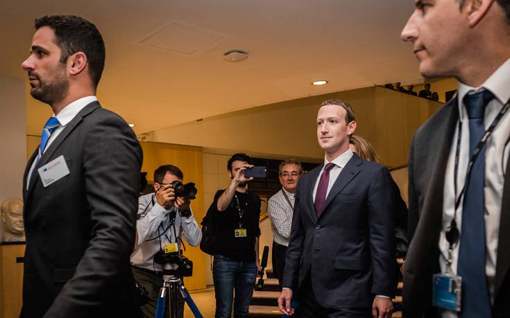 Απολογήθηκε στο Ευρωκοινοβούλιο ο «Mr. Facebook» 16 18142648360181