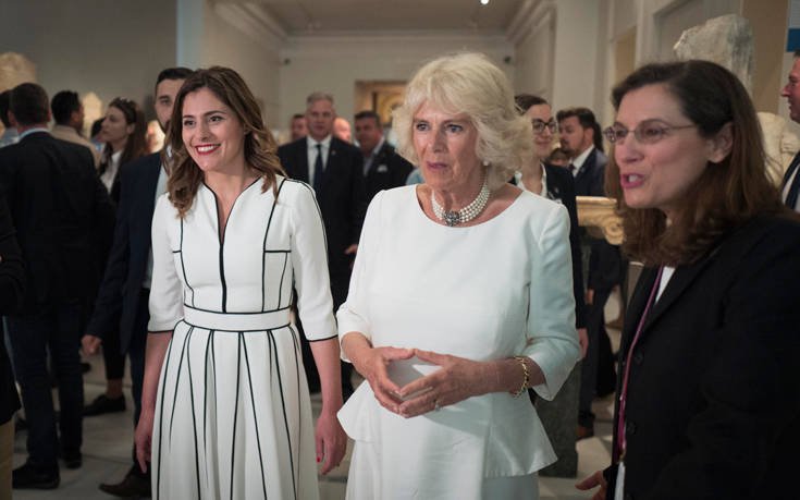 Μπέτυ και Καμίλα στα λευκά επισκέφτηκαν το Μουσείο Μπενάκη 19 ΜΠΑΖΙΑΝΑ ΚΑΜΙΛΑ