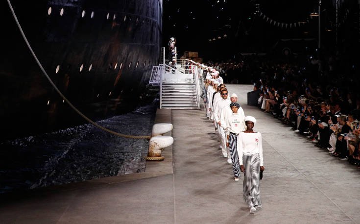 Επίδειξη μόδας – υπερθέαμα του οίκου Chanel στο Παρίσι 16 AP_18123725348430