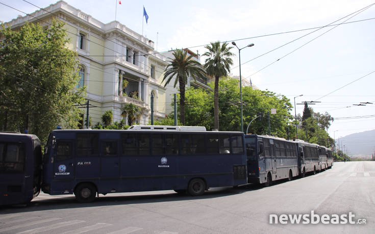 Με πολεμικά άρματα το ΠΑΜΕ στο Σύνταγμα 31 prtmai21