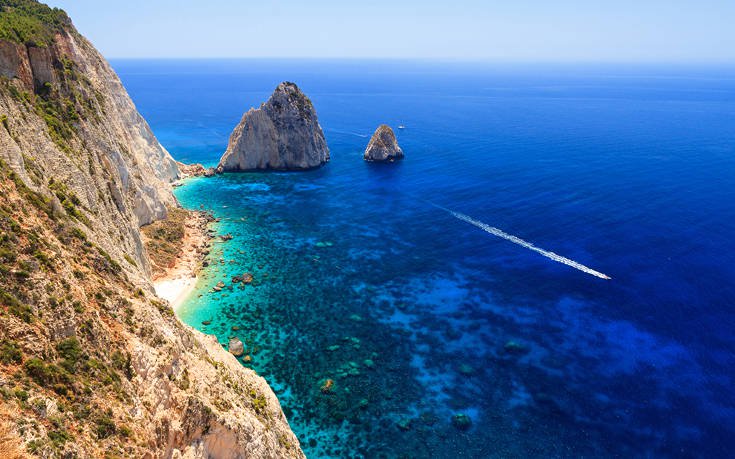 Οι επιβλητικοί βράχοι Μυζήθρες στη Ζάκυνθο