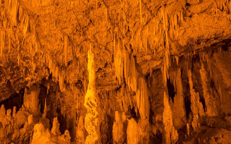 Συναρπαστική ξενάγηση στο σπήλαιο Περάματος