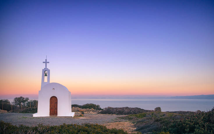 Νησιώτικα εκκλησάκια, λευκές πινελιές σε μπλε φόντο